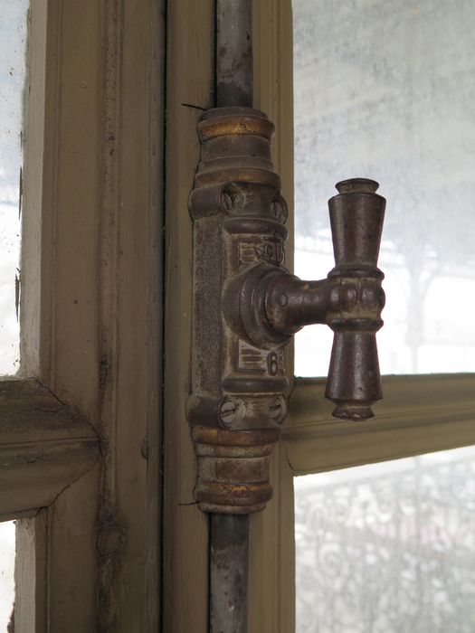 Salle des fêtes du 1er étage. Fenêtre. Crémone.