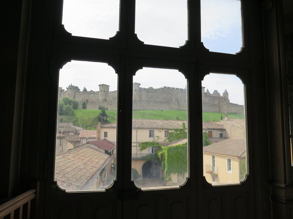 Salle des fêtes du 1er étage. Fenêtre donnant sur la Cité de Carcassonne.