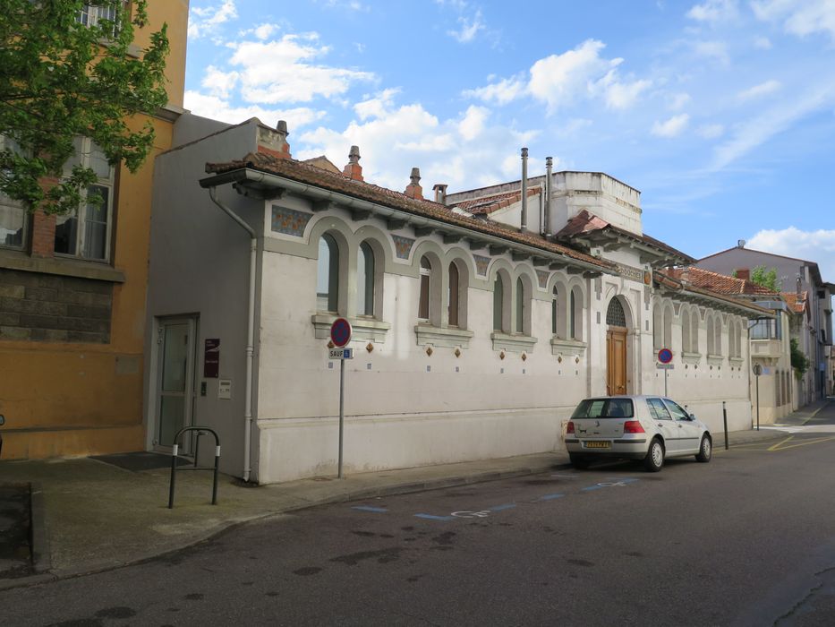 Anciens Bains-douches, actuellement halte-garderie, accolés au groupe scolaire Jean Jaurès. Façade rue de Lorraine. L’entrée de la halte-garderie se fait par la petite porte latérale.