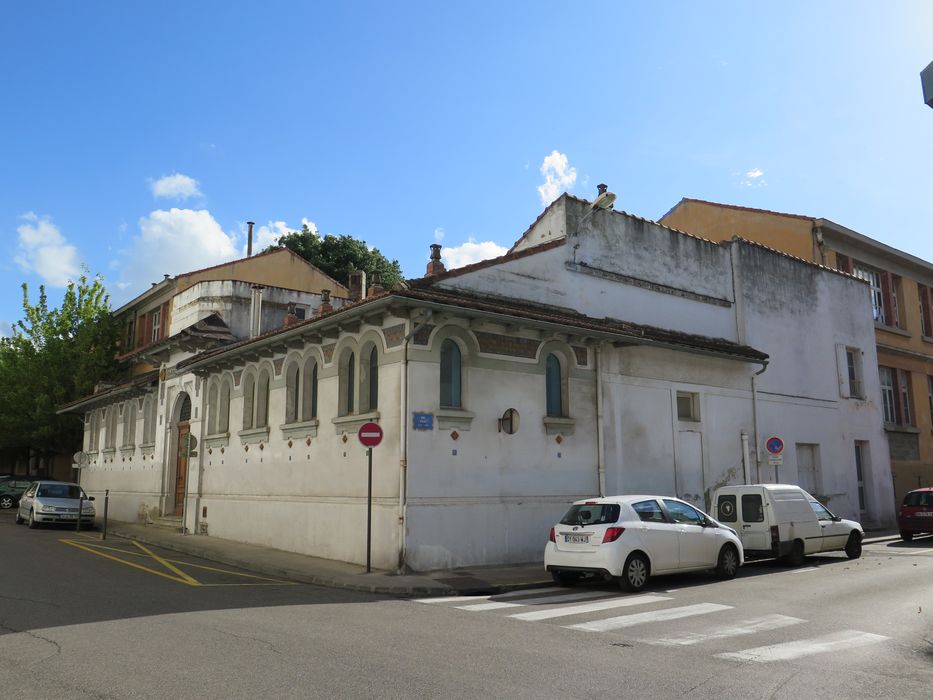 Angle rue de Lorraine, rue Fédou. La partie à droite des fenêtres cintrées a été rajoutée lors des agrandissements.