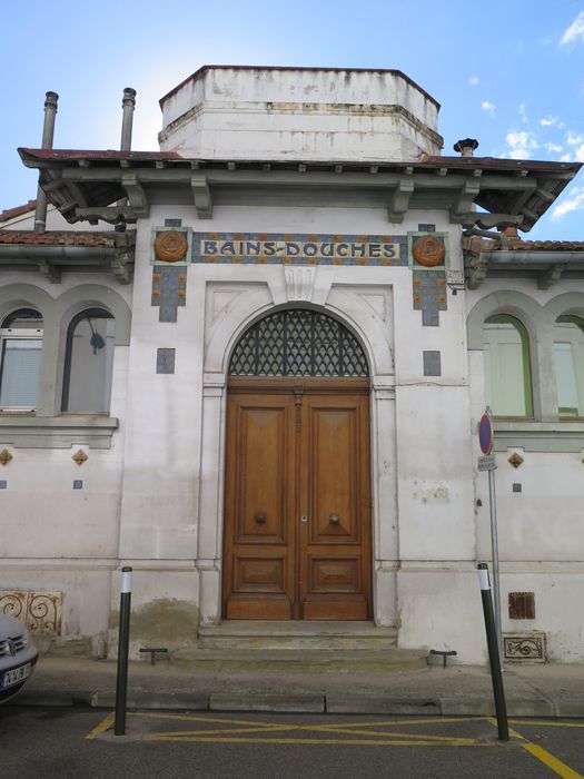 Pavillon central. La porte donnait accès à un vaste vestibule desservant les cabines des hommes, à droite, des femmes, à gauche.