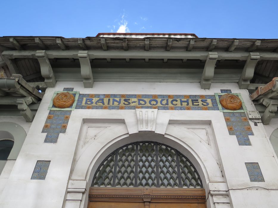 Pavillon central. Décor de grès émaillé, Art Nouveau.