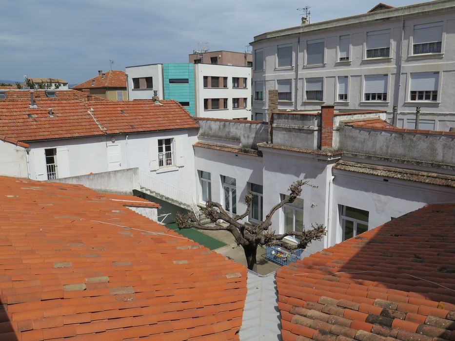 Cour intérieure : 3 bâtiments ajoutés postérieurement la construction de 1909 ferment le quadrilatère.