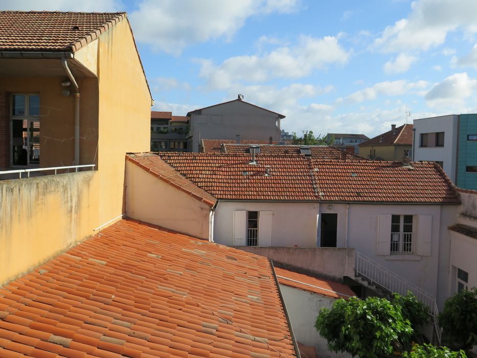 Cour intérieure. Jonction avec le groupe scolaire Jean Jaurès (murs jaunes).