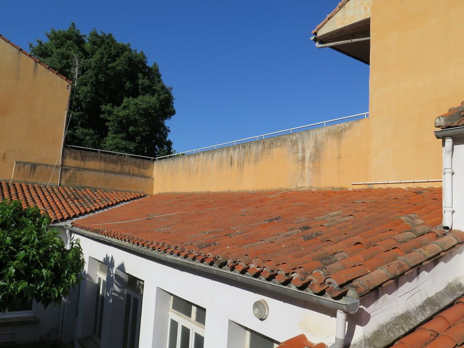 Cour intérieure. A l'ouest,s'élève l'aile nord du groupe scolaire Jean Jaurès (murs jaunes).