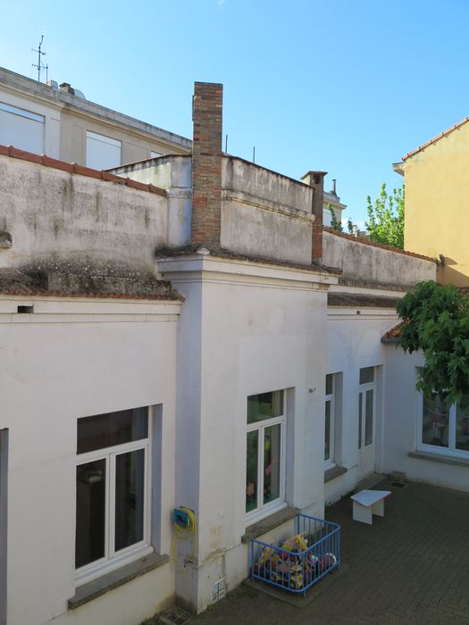 Cour intérieure. Elévation intérieure des anciens bains-douches. Pavillon central.