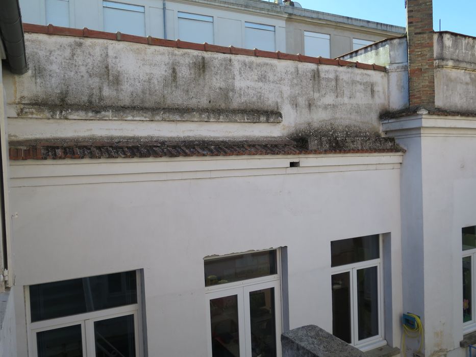 Cour intérieure. Elévation intérieure des anciens bains-douches. Pavillon central.