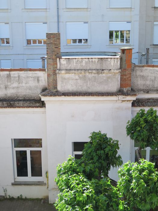 Cour intérieure. Elévation intérieure des anciens bains-douches. Pavillon central.