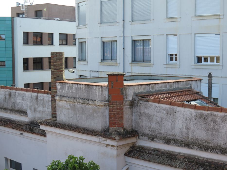 Cour intérieure. Elévation intérieure des anciens bains-douches. Pavillon central avec sa couverture plate remplaçant le dôme.