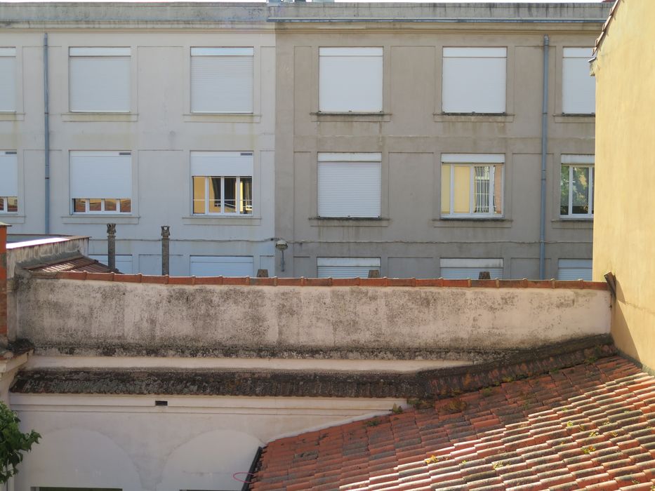 Cour intérieure. Détail des couvertures.