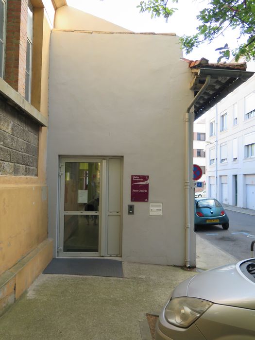 Porte latérale ouverte pour aménager l'entrée de la halte-garderie