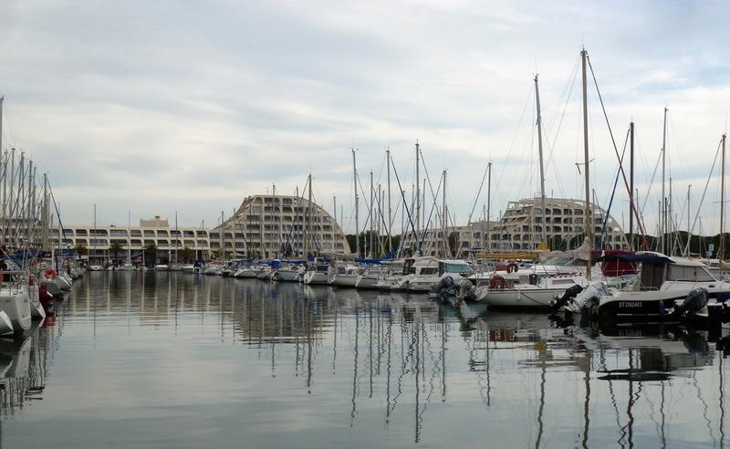 Vue depuis le port : à gauche le Grand Pavois, à droite le Suffren.