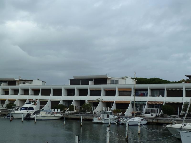 Vue de la marina du côté entrée bateau.