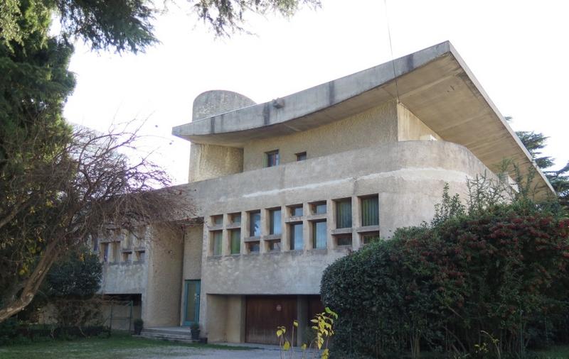 Angle nord-est du bâtiment, entrée du logement de fonction. Massota.