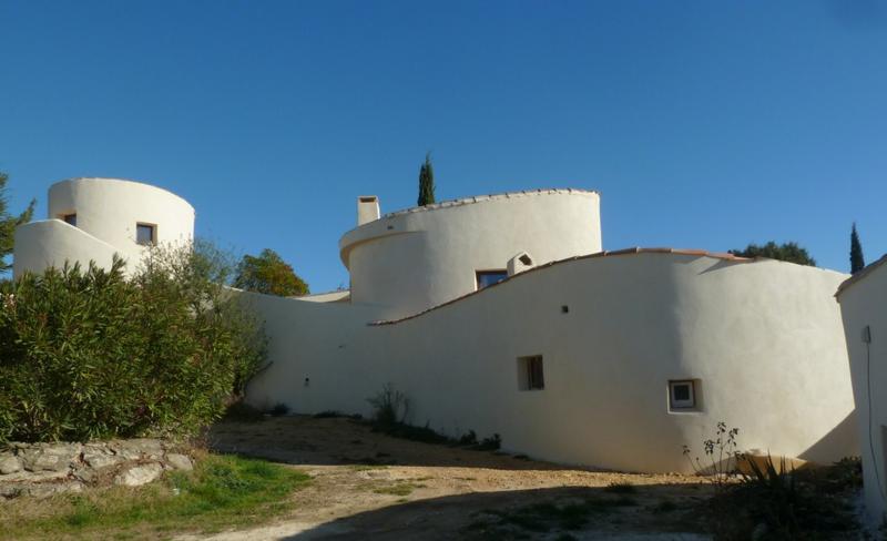 Villas groupées autour d'une placette.