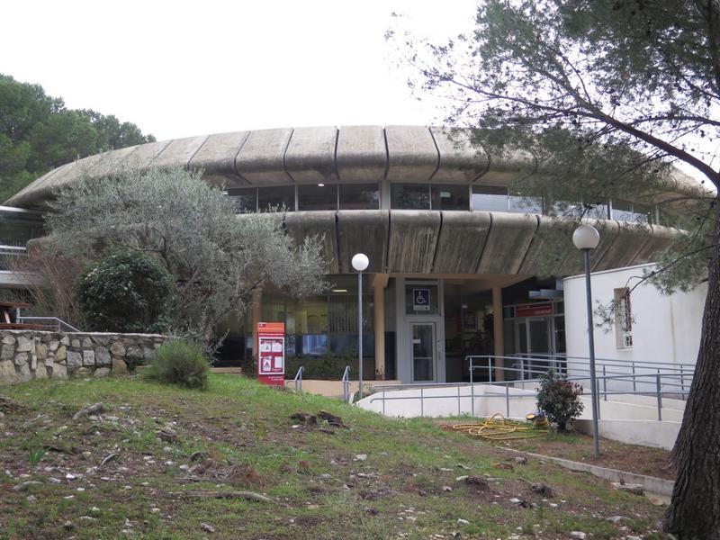Vue de la façade côté accueil, au niveau inférieur se trouve le hall d'entrée.