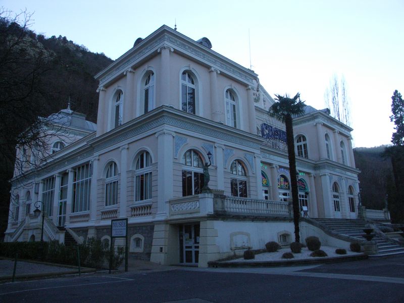 Vue de la façade principale et de la façade est.