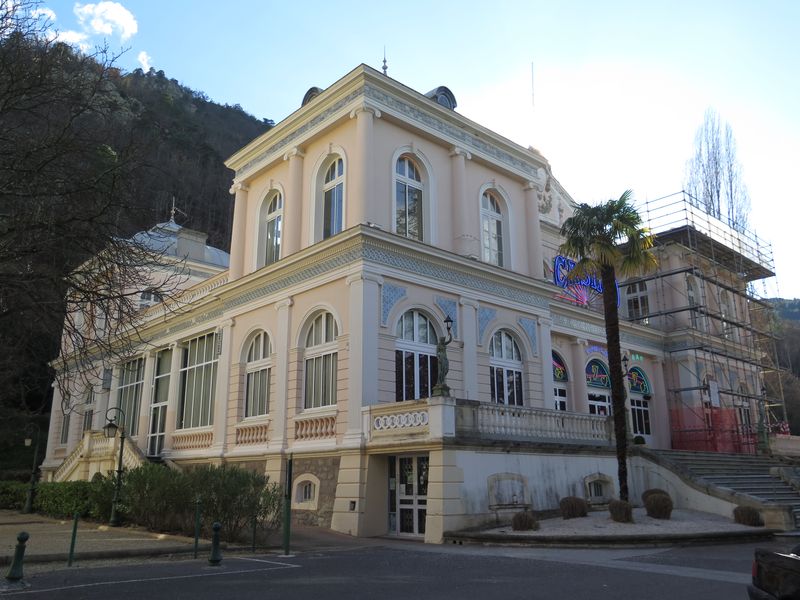 Vue de la façade principale et de la façade est. Pavillon ouest en travaux.