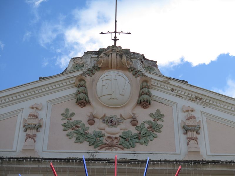 Façade principale. Fronton sculpté. Initiales ETV : Etablissement thermal de Vernet.