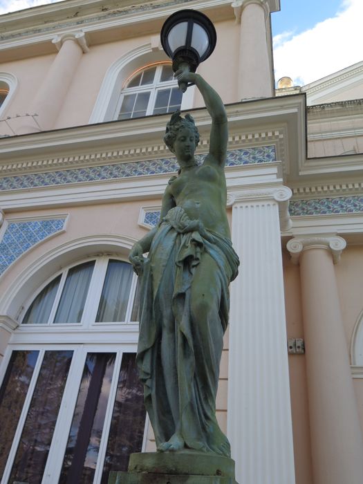 Façade principale. Sculpture lampadaire des fonderies du Val d’Osne.