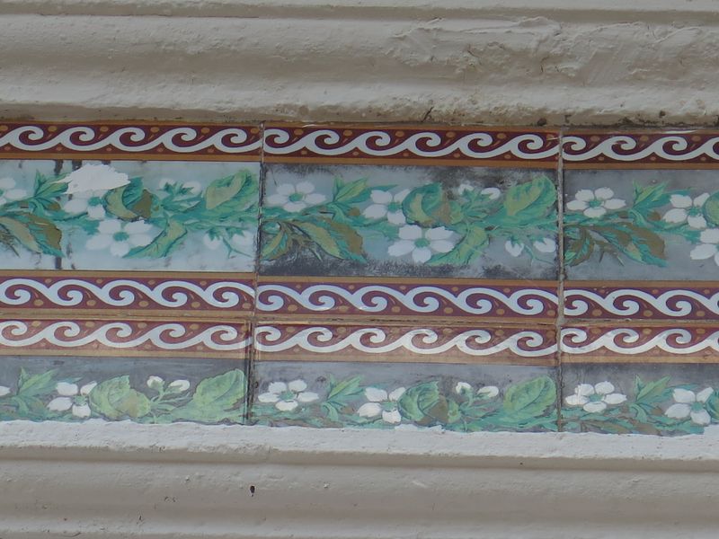 Décor de l’entablement : frise en carreaux de céramique, motif floral.