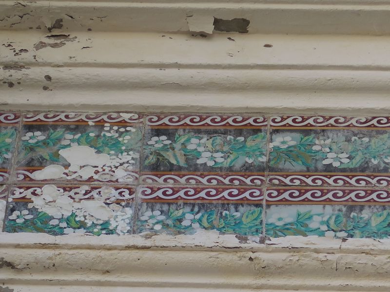 Décor de l’entablement : frise en carreaux de céramique, motif floral.