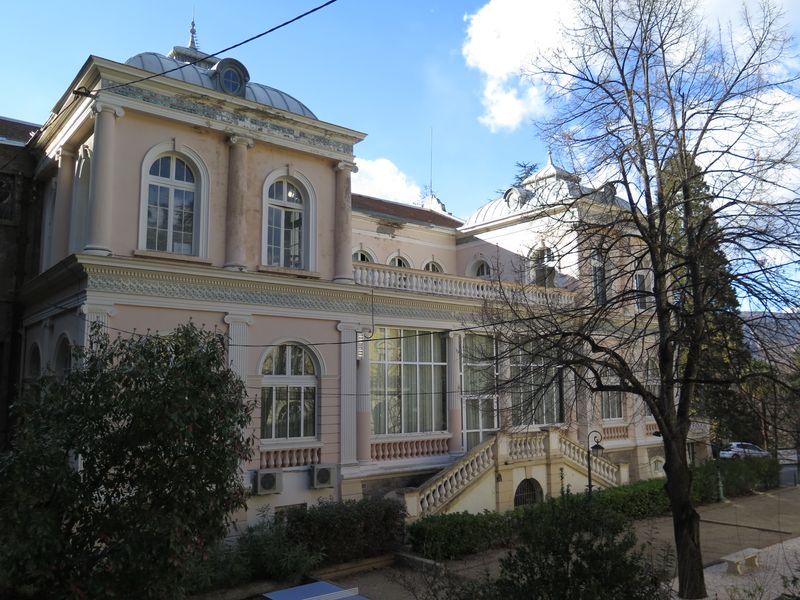 Façade est. Face à l’hôtel du Portugal et vers l’établissement thermal.