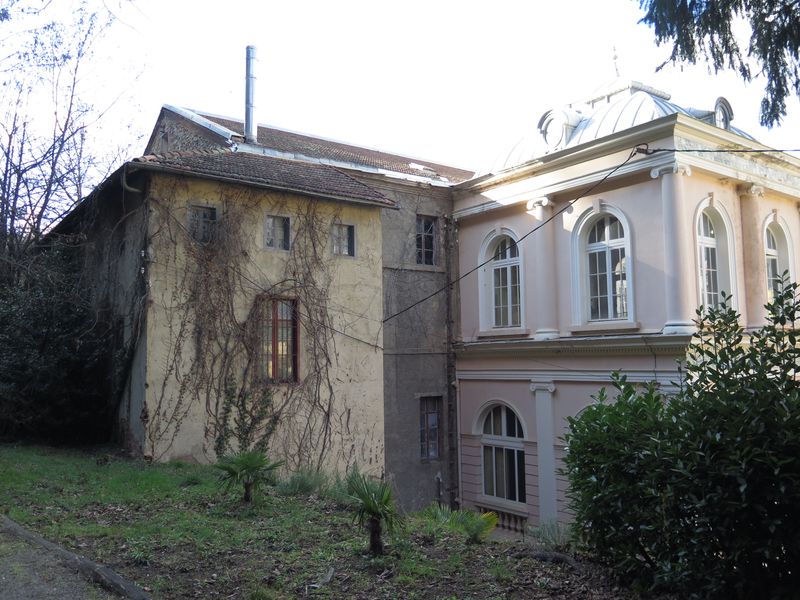 Façade est. Pavillon sud et partie arrière du bâtiment central.