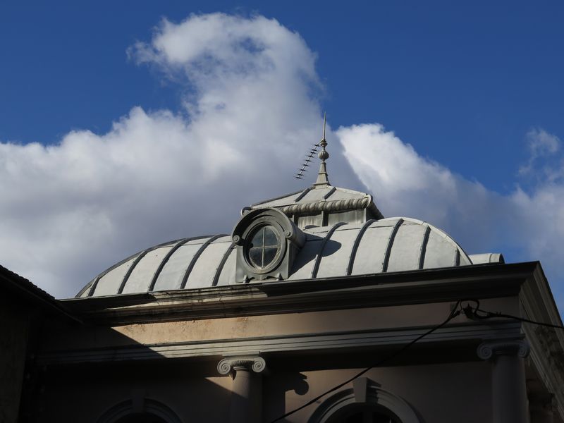 Façade est. Pavillon sud. Couronnement et couverture en plomb.