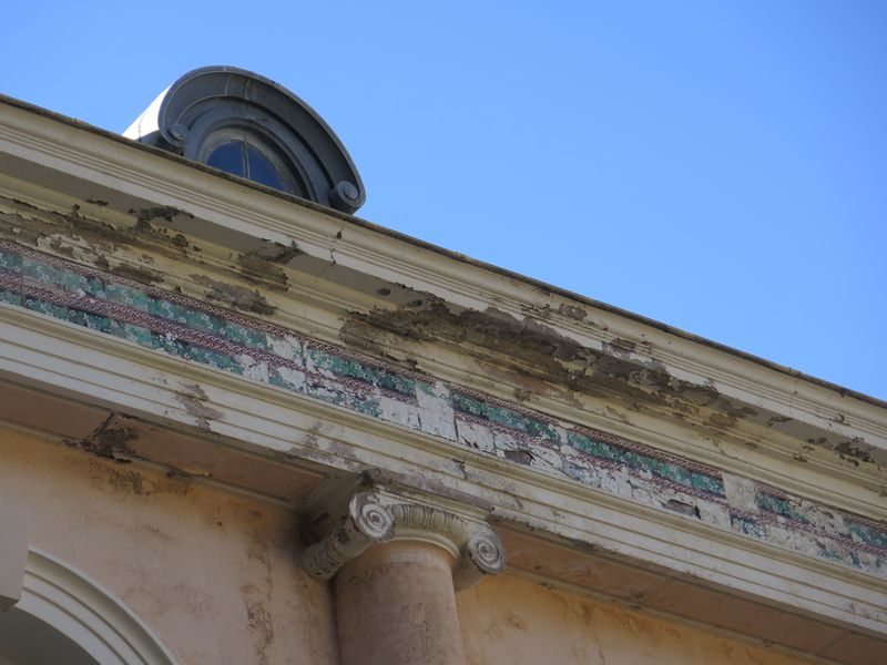 Façade est. Décor de l’entablement : frise en carreaux de céramique.