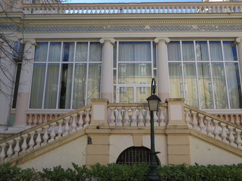 Façade est. Partie centrale vitrée, salons donnant sur un escalier extérieur à double volée.