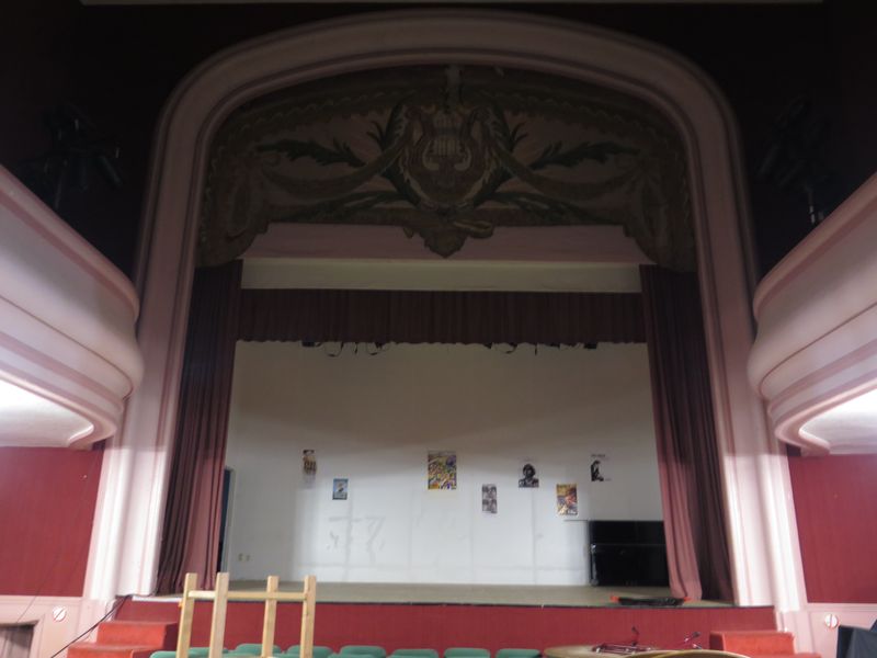 Salle de spectacle vers la scène.