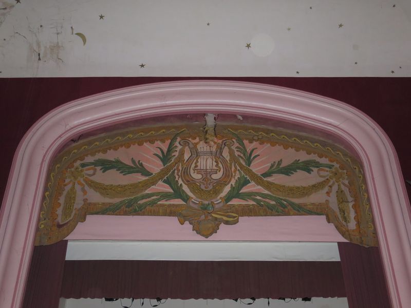 Salle de spectacle. Décor du rideau de scène.