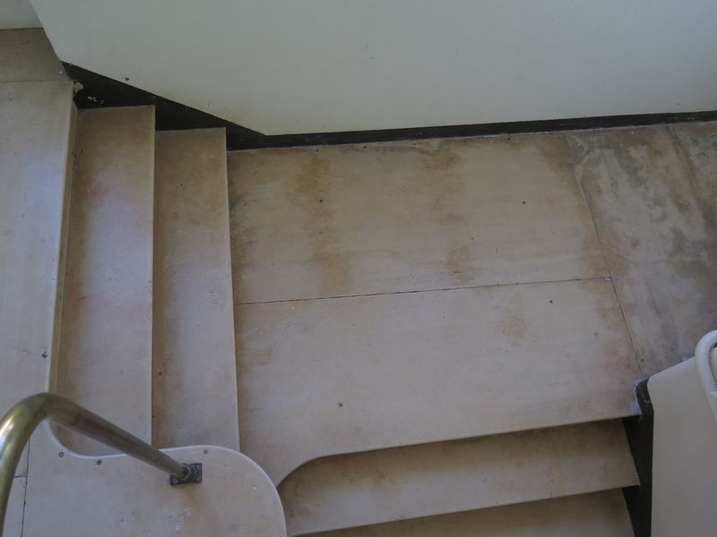 Escalier d’accès aux loges. Détail des marches en marbre.