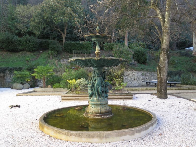 Jardin situé entre le casino et l’hôtel du Portugal. Fontaine de la fonderie Val d’Osne.