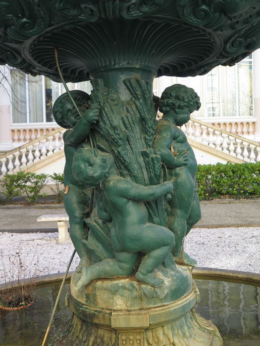 Jardin situé entre le casino et l’hôtel du Portugal. Fontaine de la fonderie Val d’Osne.