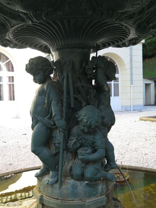 Jardin situé entre le casino et l’hôtel du Portugal. Fontaine de la fonderie Val d’Osne.