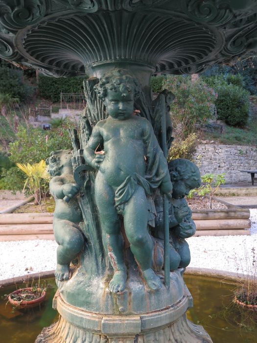 Jardin situé entre le casino et l’hôtel du Portugal. Fontaine de la fonderie Val d’Osne.