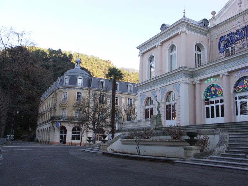 Esplanade devant le casino, sur la gauche se trouve l’hôtel du Portugal construit par Viggo Dorph Petersen.