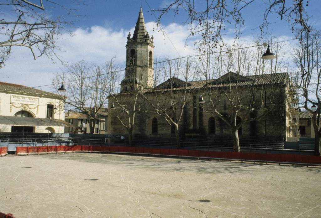 Arènes, piste et église.