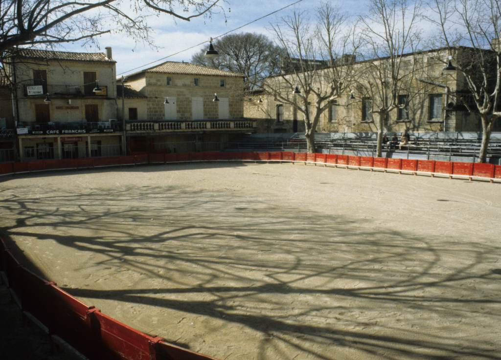 Arènes, piste et café.