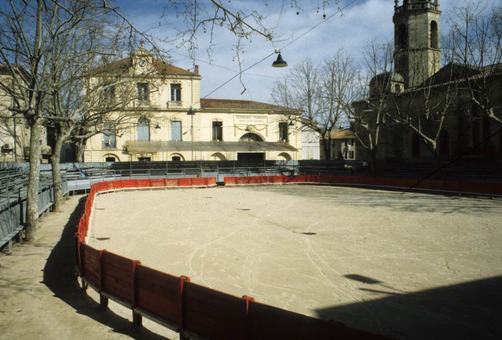 Arènes, mairie et piste.