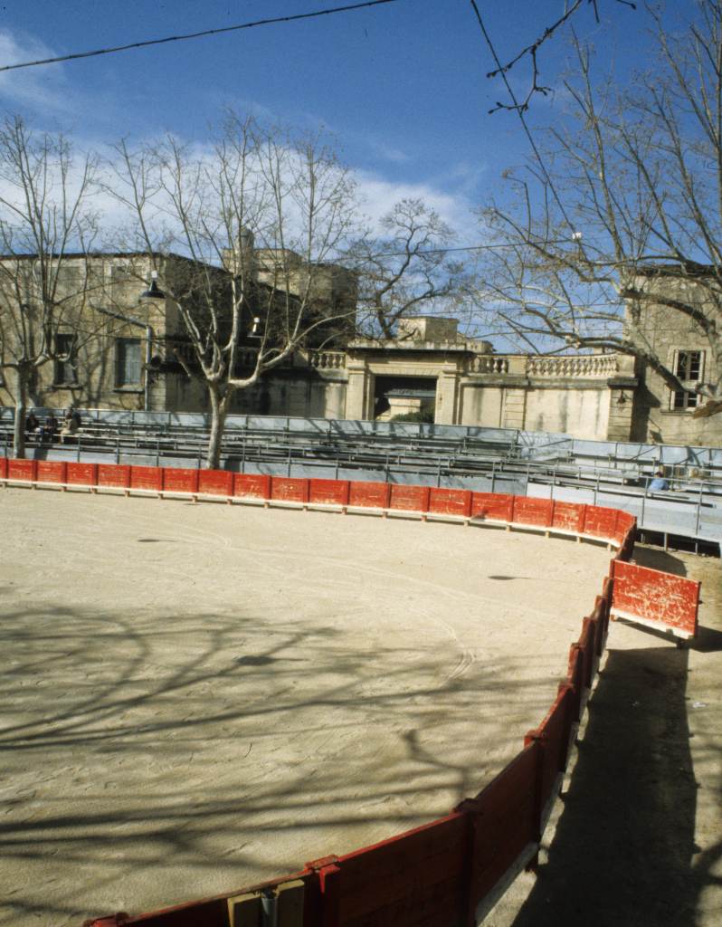 Arènes, barrières et piste.