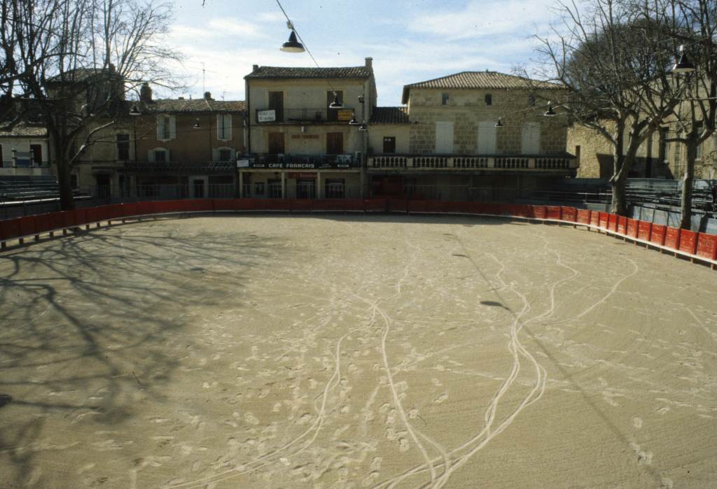 Arènes, café et piste.