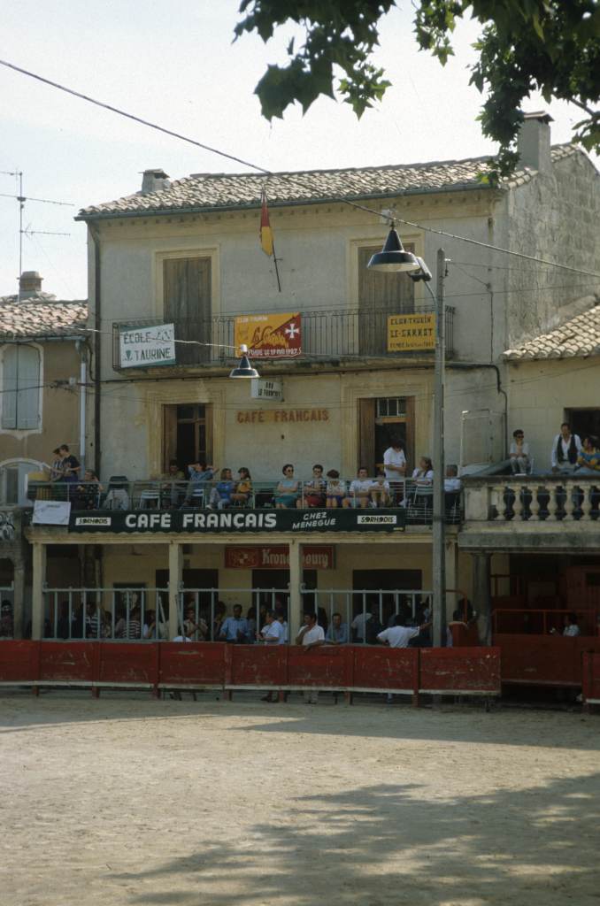 Arènes, café et clubs taurins.