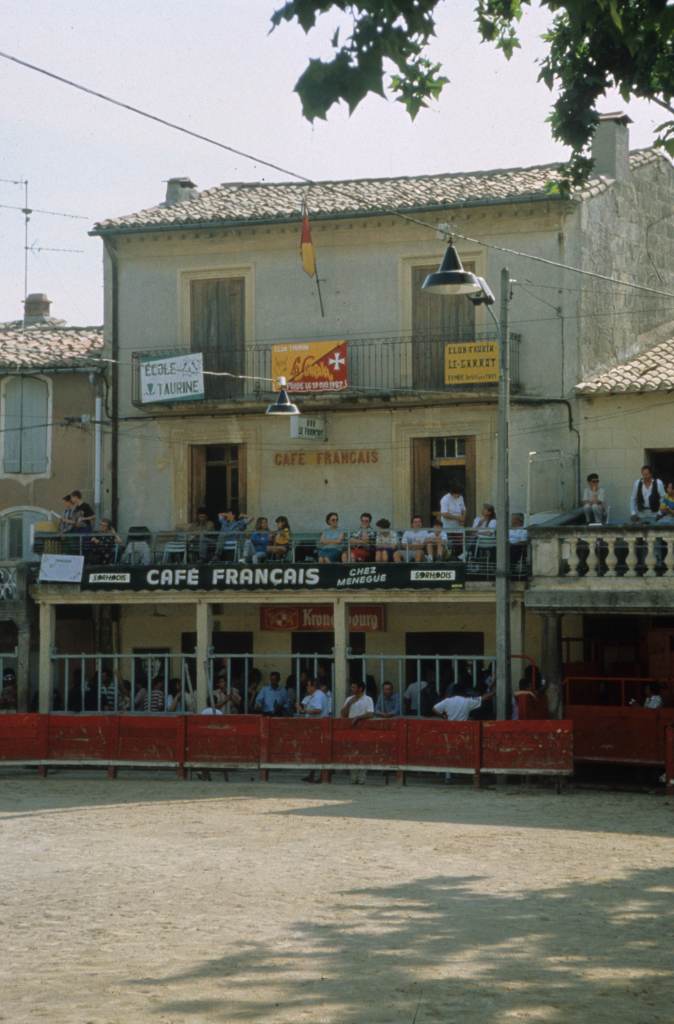 Arènes, café et clubs taurins.