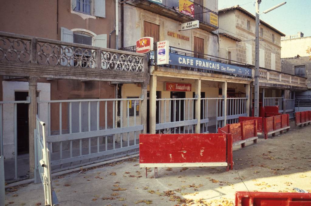 Arènes, contrepiste et café.