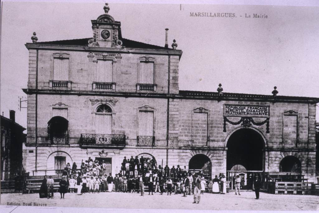 La mairie, carte postale ancienne.