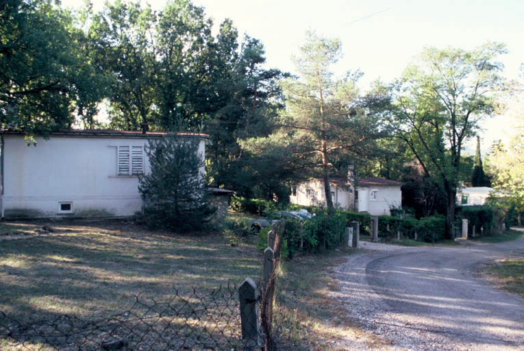 Vue générale de la rue de la Colline.