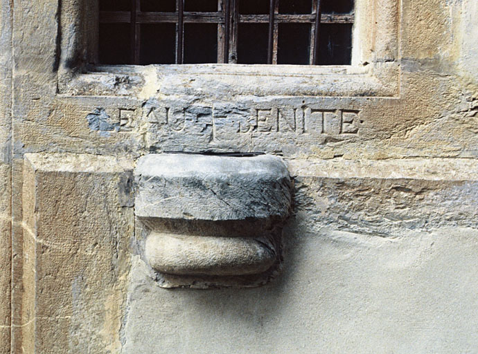 Tronc, à droite de l'entrée.